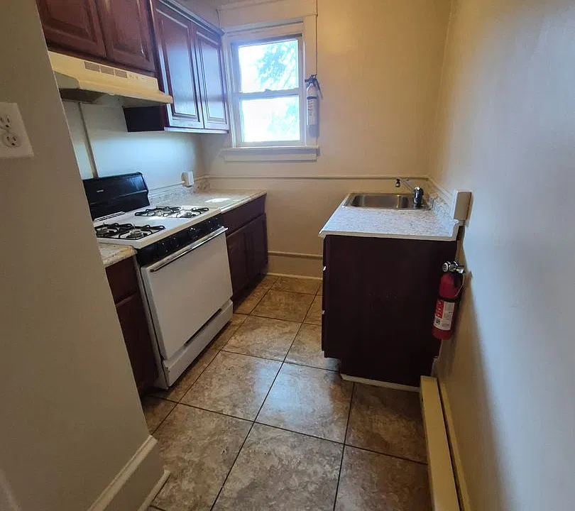 15-27 S 7th St
