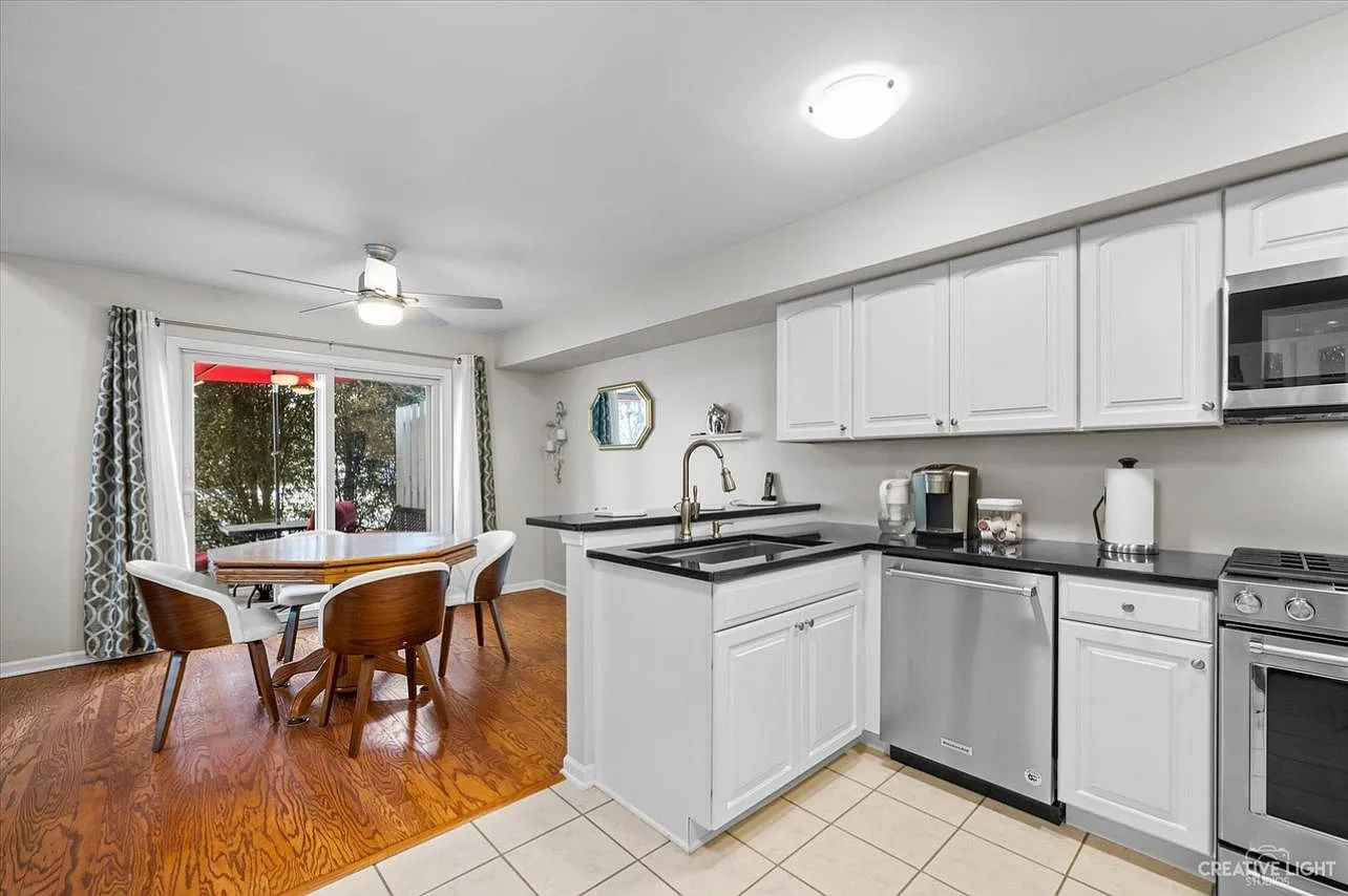 Cammeron Ct, Aurora — Photo 4