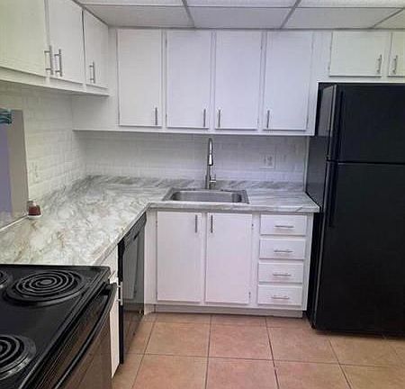 3rd image of 480 Executive Center Dr APT 4B