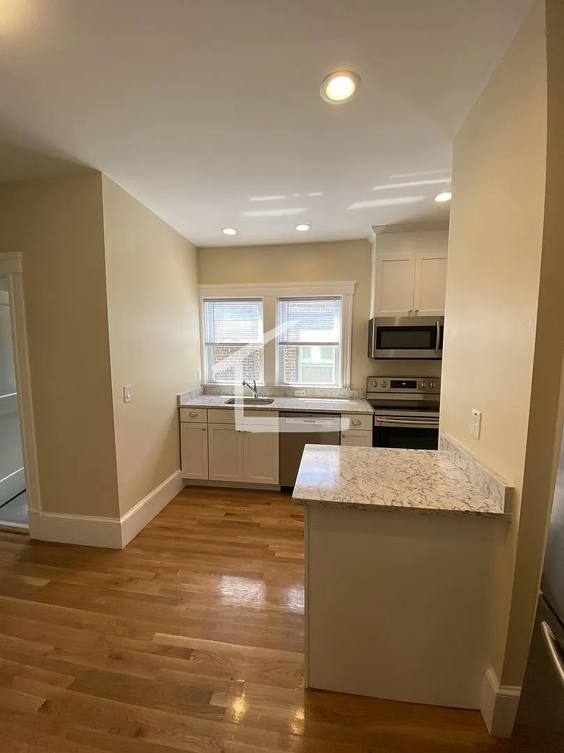 Renovated 4 Bed In Brookline 2 Baths — Photo 3