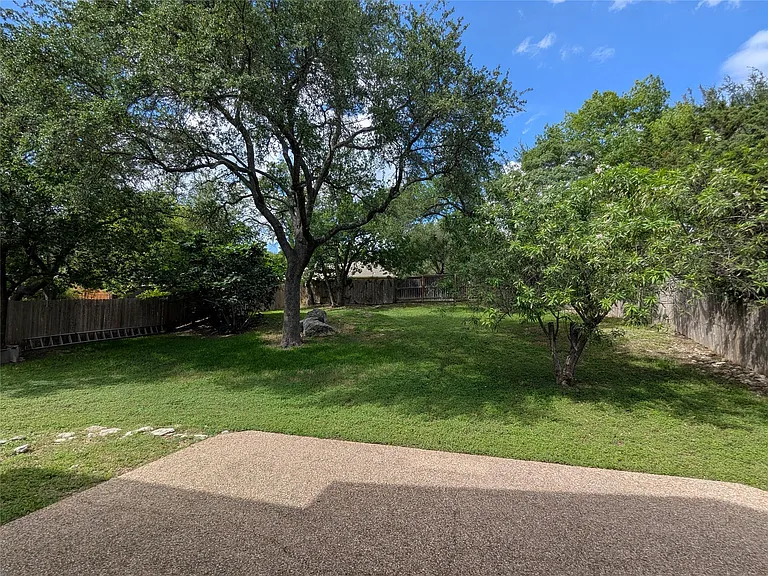 9257 Scenic Bluff Dr — Photo 32