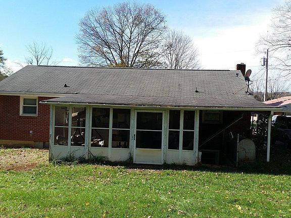 2nd image of 1113 Roundtree Dr