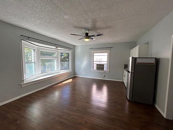 3rd image of 230 N Bonnie Brae St #4