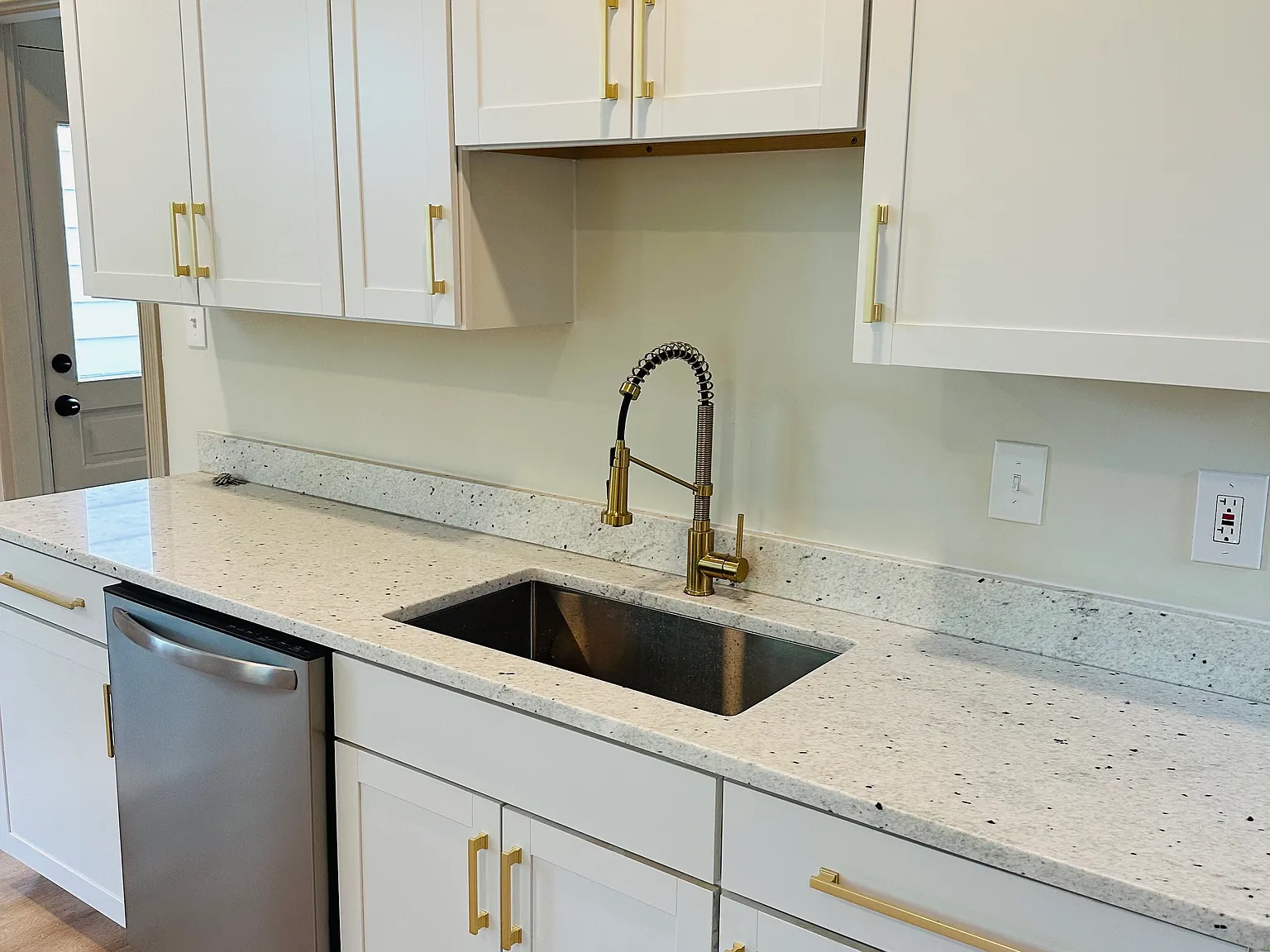 3 bed, 1.5 bath, 1650 sqft, $2,550 — Photo 2