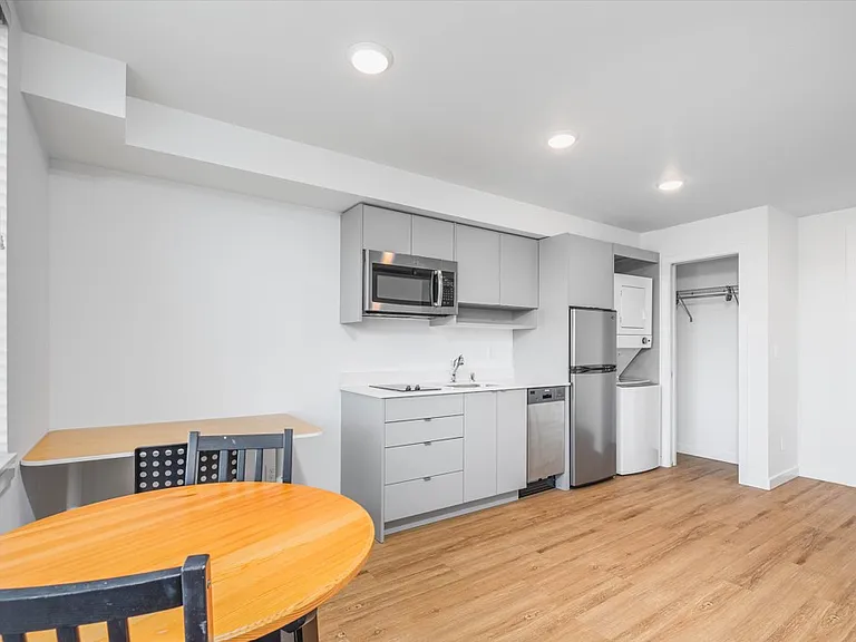 5637 University Way NE — Photo 7