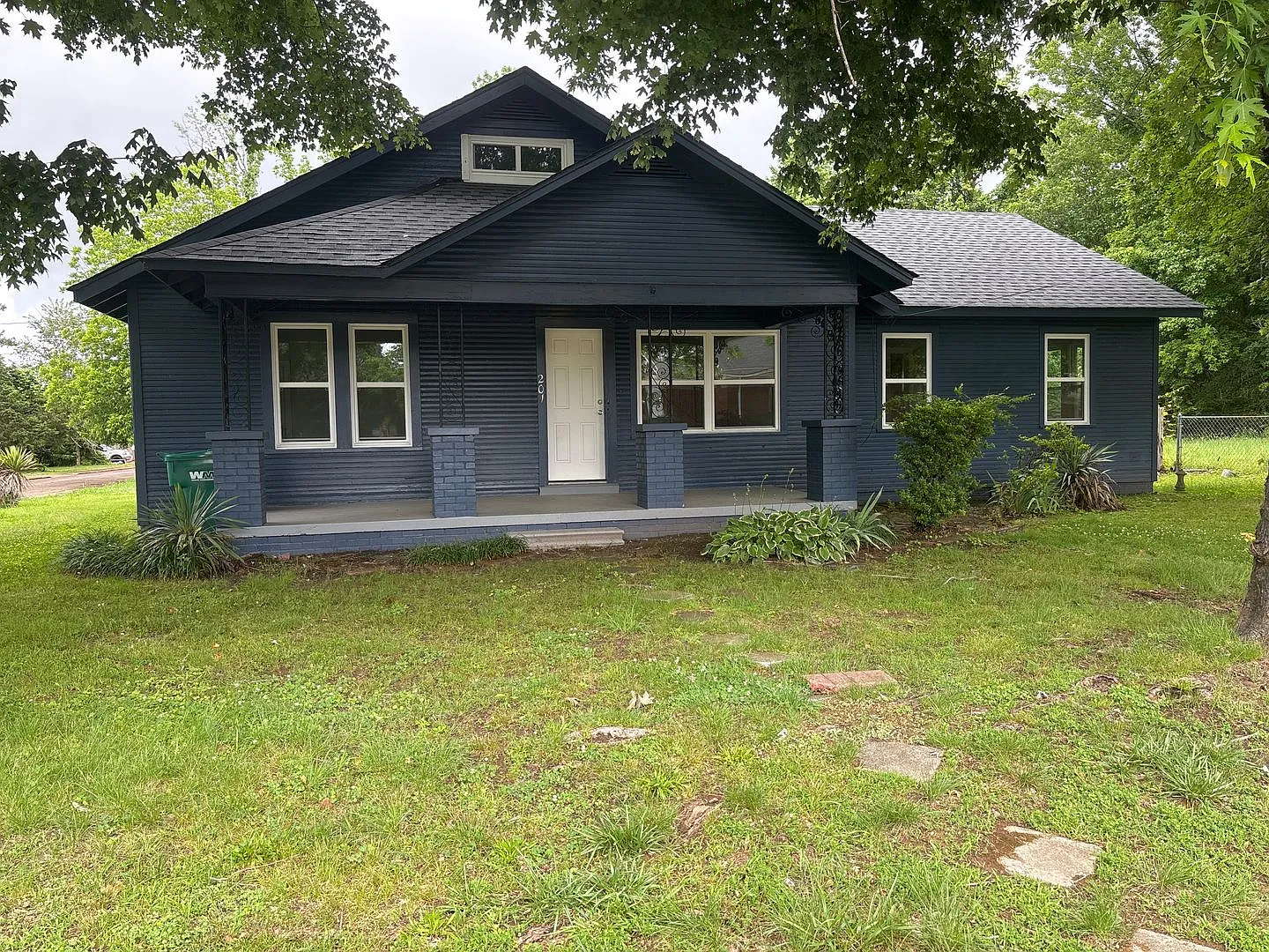 New Listing ! Spacious 5 Bedroom 2 Bath House — Photo 2