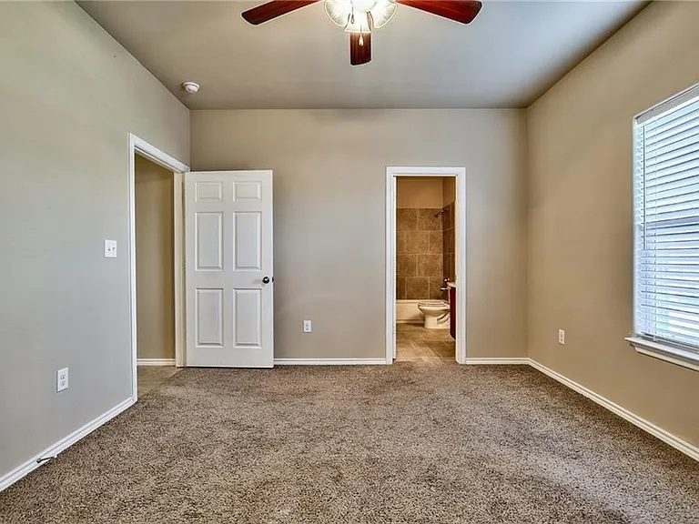 702 E College St — Photo 21