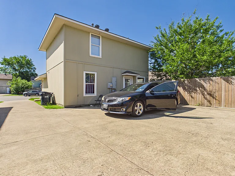 513 Camp Ct — Photo 35