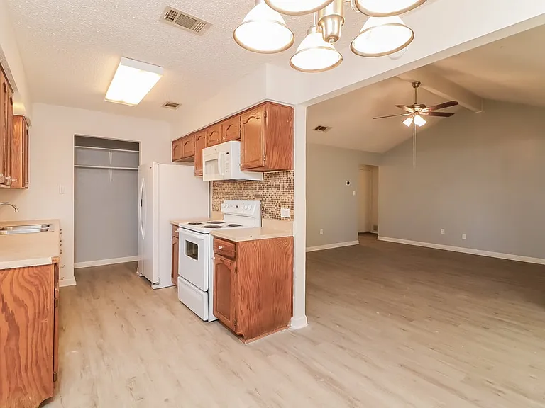 6001 Old Mill Ct — Photo 28