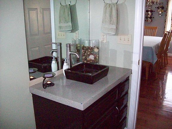 1st Floor Bath (1/2)