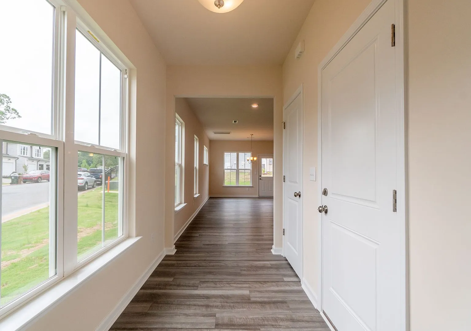 Spacious 3BR/3BA Home with Modern Finishes — Photo 3