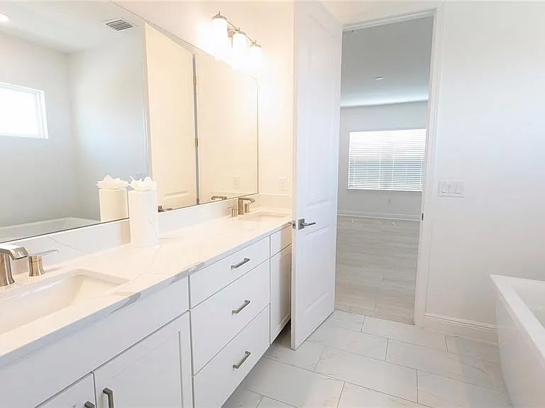 15614 Vetta Dr — Photo 26