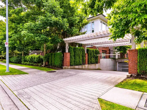15188 22nd Ave #310, Surrey, BC V4A 9T4