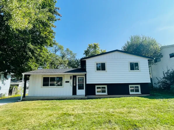 36789 N Grandwood Dr, Gurnee, IL 60031