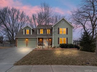 620 N Persimmon Dr, Olathe, KS 66061