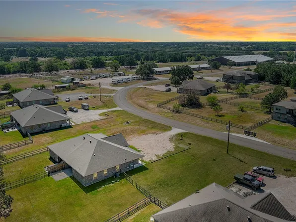 4007 Golden Eagle Dr, Bryan, TX 77808