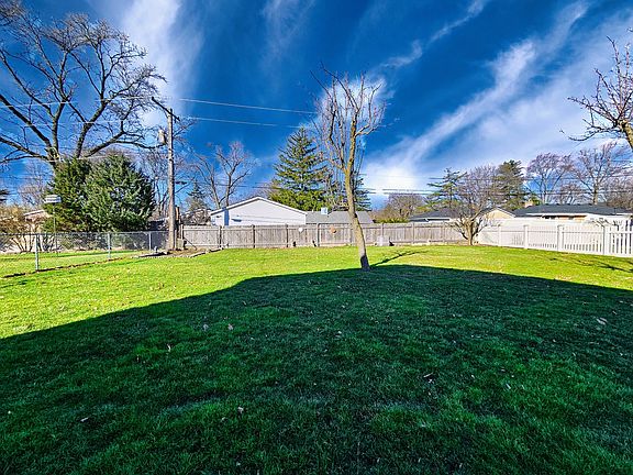 3rd image of 932 S La Londe Ave