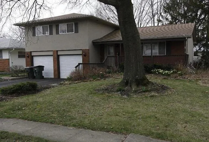 5695 Lindenwood Rd photo 1
