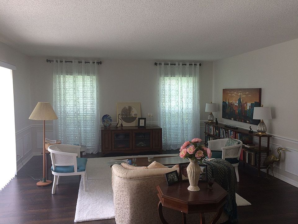 1st image of 9 Bermuda Cir