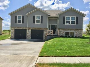 501 NE 191st Ter, Smithville, MO 64089