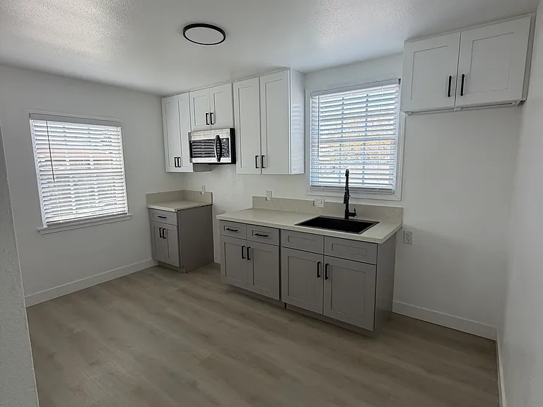 208 S Illinois St #B — Photo 3
