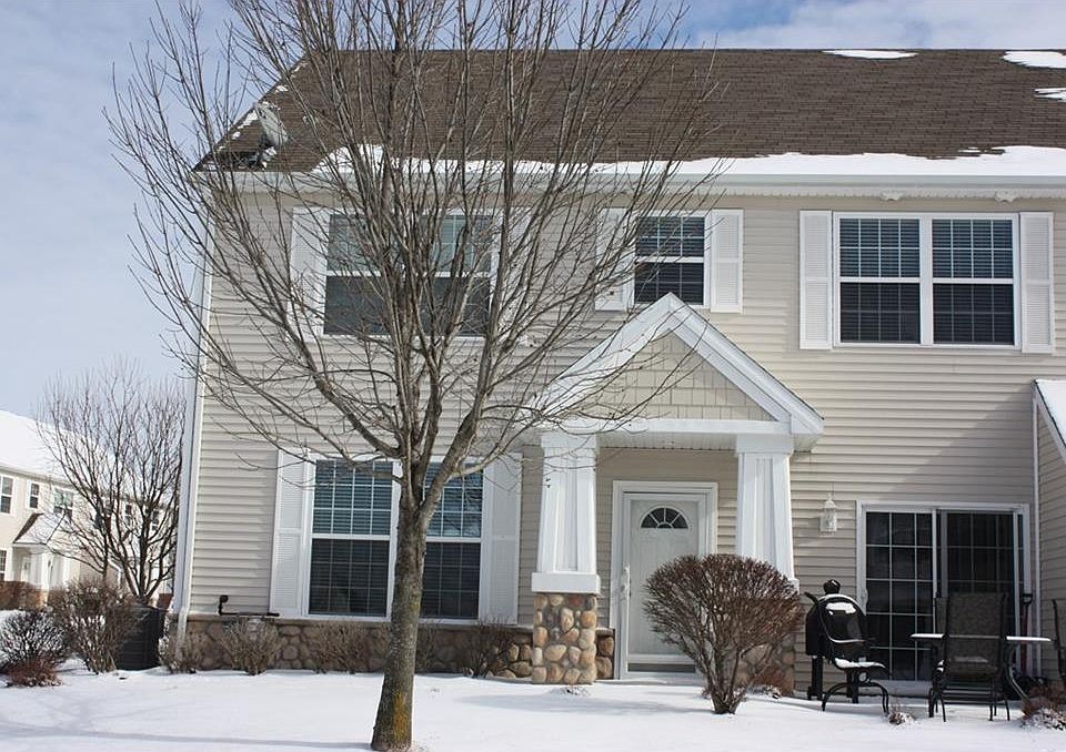 1st image of 909 NE Hyacinth Ln