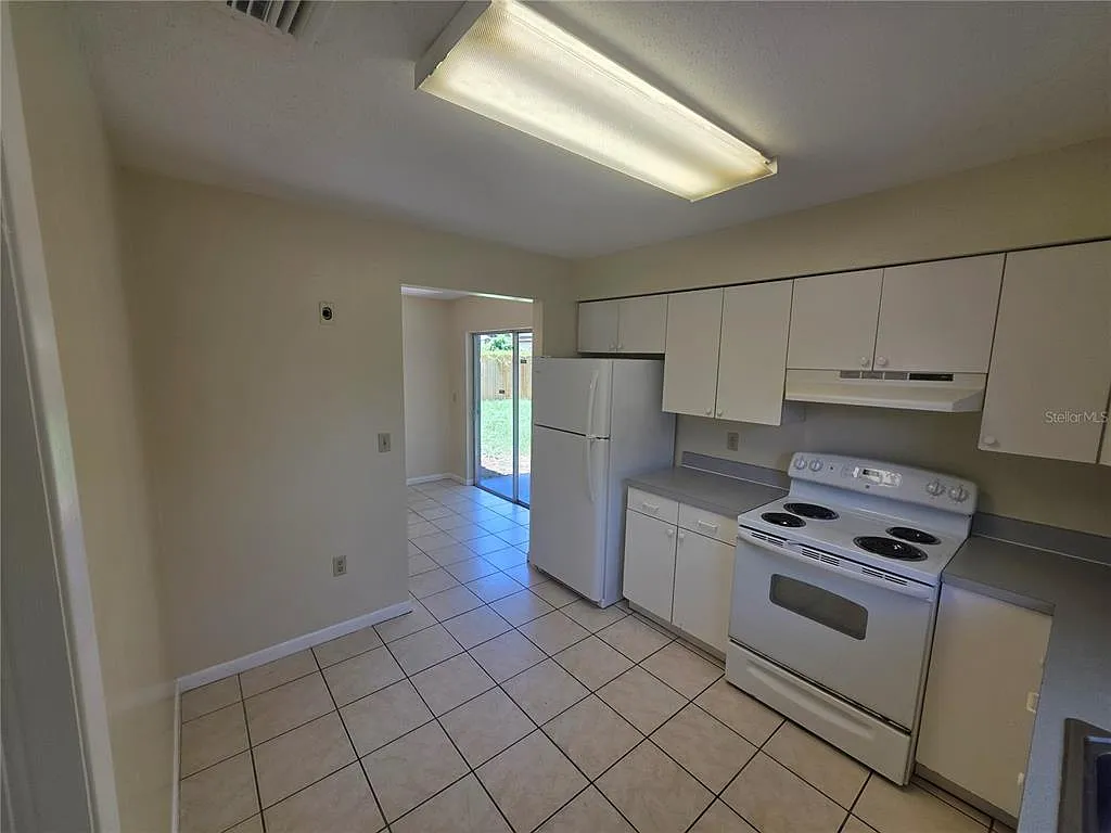 3 bed, 1.0 bath, 946 sqft, $1,750 — Photo 4