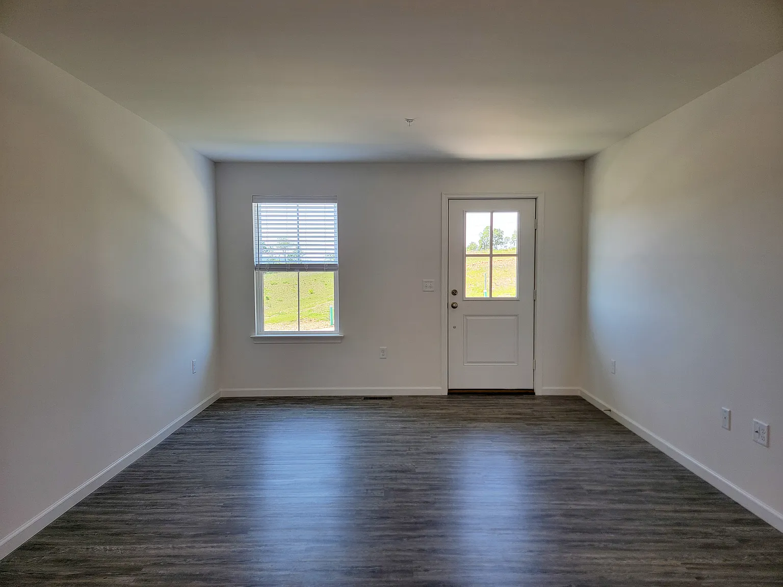 3 bed, 2.5 bath, 1940 sqft, $2,295 — Photo 3