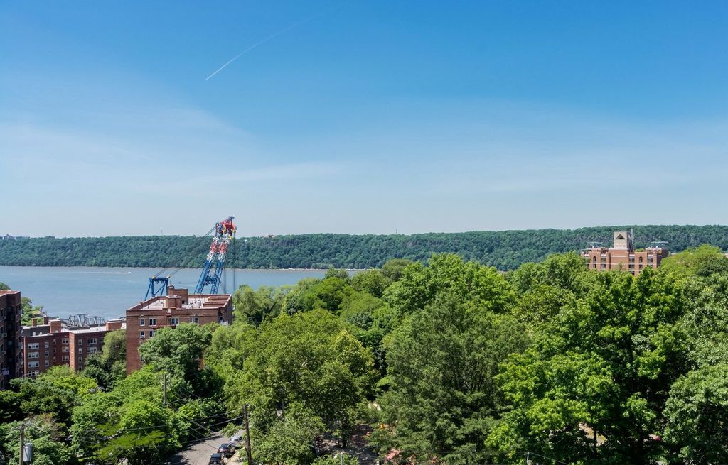 3 Bed 2 Bath Property, New York • 2,000 Sq Ft