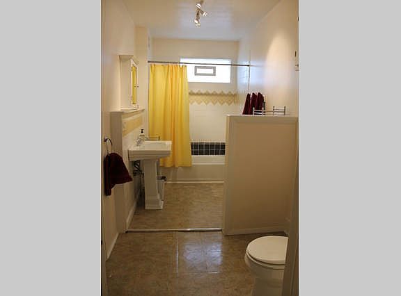Large bathroom, tiled