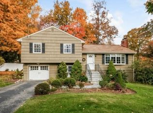 6 Junebar Ln, Norwalk, CT 06851