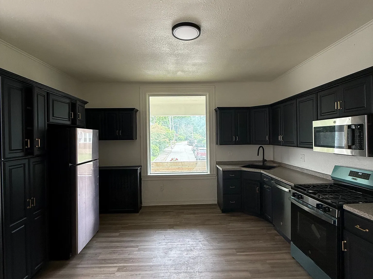 6 bed, 2.0 bath, 2375 sqft, $1,950 — Photo 2
