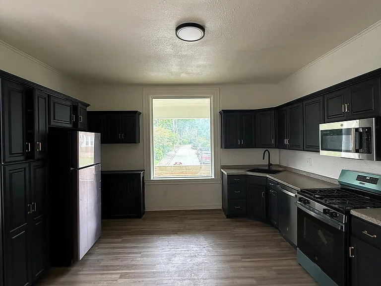 819 Maple Ave — Photo 2