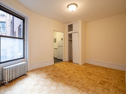 3rd image of 209 W 13th St APT 17