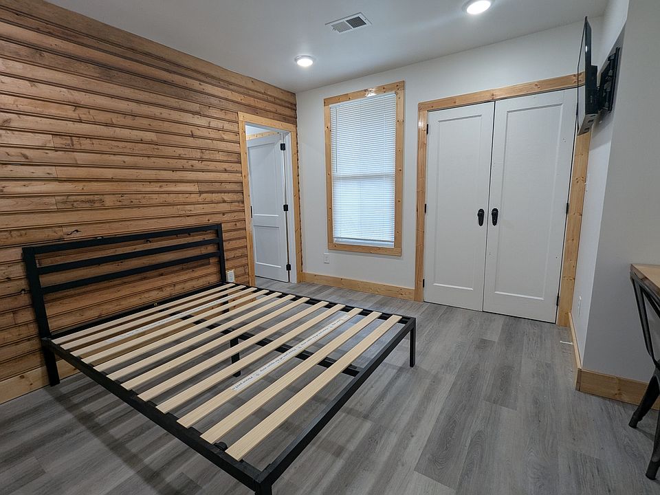 1st image of 822 W Locust St #1C