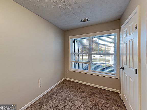 5th image of 320 Lake Valley Dr