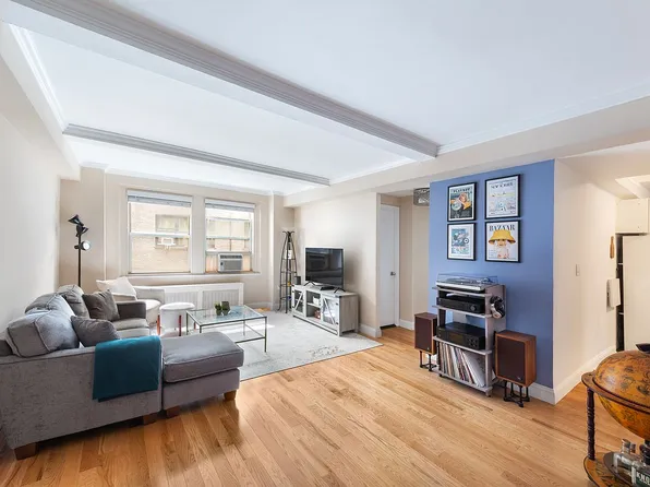 321 E 43rd St APT 404, Manhattan, NY 10017