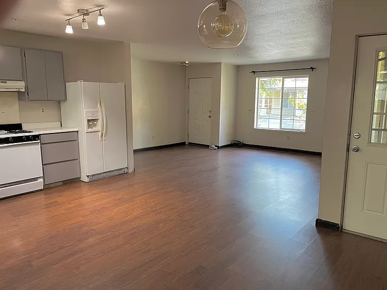 2460 Halsey Cir — Photo 8