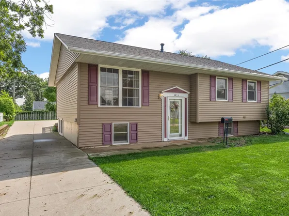 1433 Pawnee Dr NW, Cedar Rapids, IA 52405