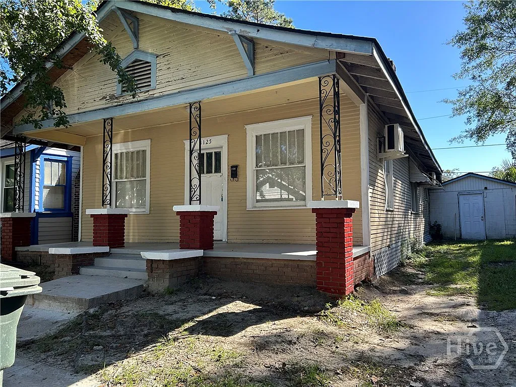 4 bed, 1.0 bath, 1600 sqft, $1,600 — Photo 3