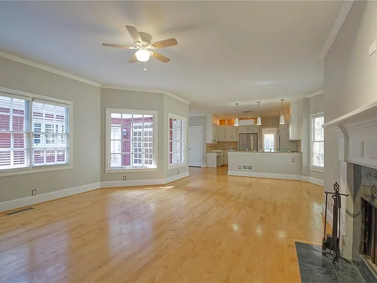 1150 Goodwin Pl — Photo 9