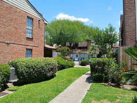 Nice Green Well Maintained Community
