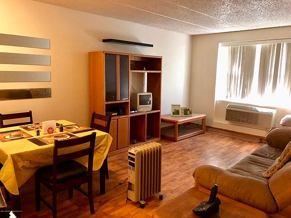 3rd image of 999 Forest Ave APT 1J