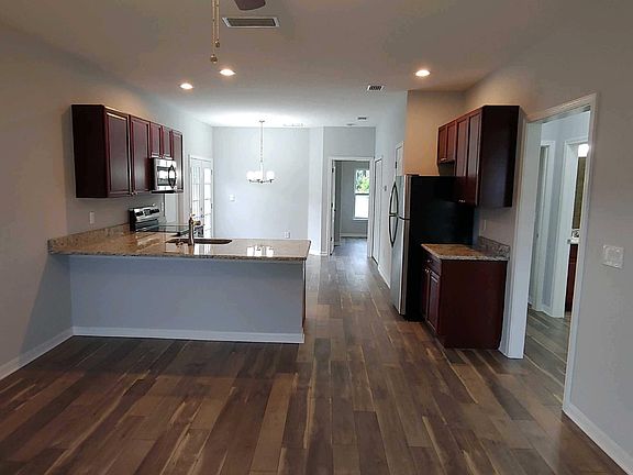 5th image of 209 W Vivian Dr
