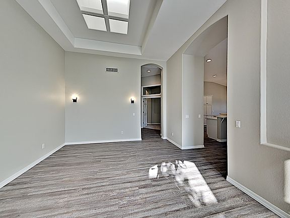 3rd image of 1531 S Arrowhead Dr