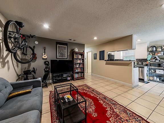4th image of 1701 Ledgewood Dr #B