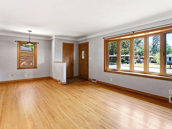 4th image of 785 Grandview Ave W