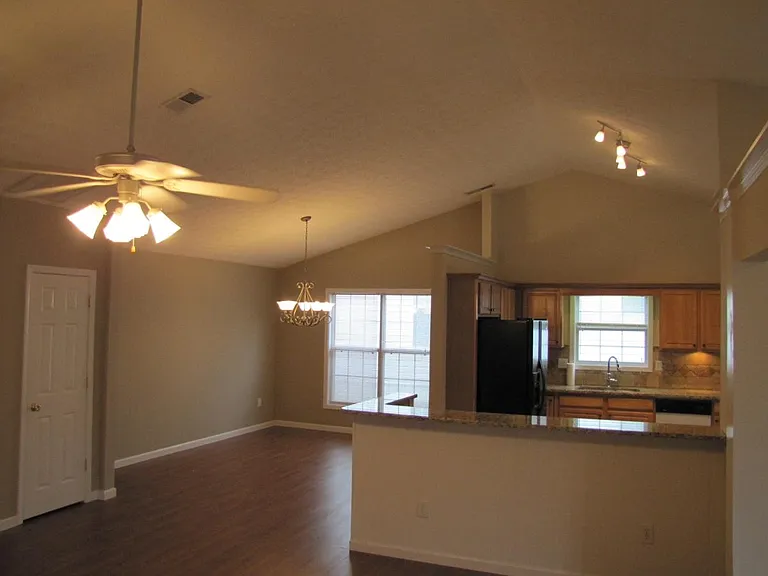 3350 Vernon Cmns NW — Photo 4