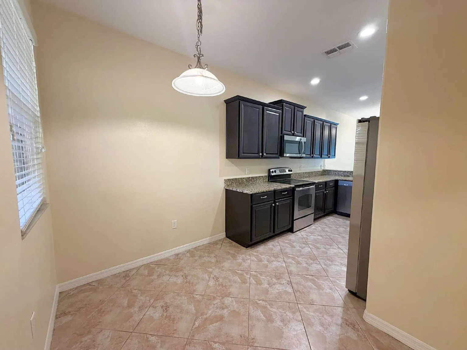 3 bed, 2.5 bath, 2010 sqft, $2,100 — Photo 3