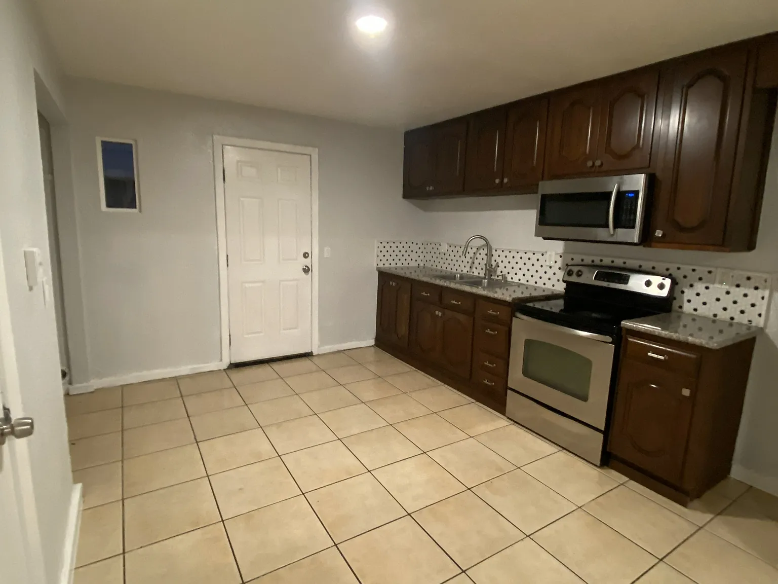 2 bed, 1.5 bath, 1050 sqft, $1,900 — Photo 4